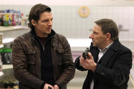 Sebastian Bootz (F. Klare, l.) und Thorsten Lannert (R. Müller) geraten im Supermarkt zufällig in einen Überfall
