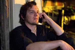 Beim Telefonieren mit seinen Kindern kann Sebastian Bootz (F. Klare) seine Emotionen nicht mehr zurückhalten