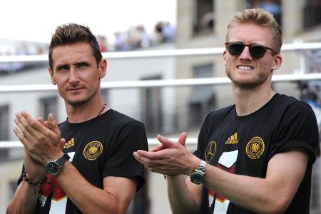 Miroslav Klose (l.) neben André Schürrle (r.) beim Empfang der Weltmeister in Berlin