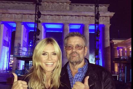 Heidi Klum mit ihrem Vater vor dem Brandenburger Tor