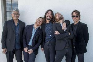 Pat Smear (l.) und Dave Grohl (M.) mit ihren Kollegen von den Foo Fighters