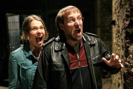 Dietmar Schäffer (Bjarne Mädel, r.) und Bärbel Schmied (Meike Droste, l.) haben vor Angst die Hosen voll.