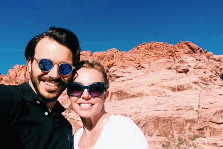 Strahlendes Selfie: Britney Spears (r.) neben Charlie Ebersol (l.)