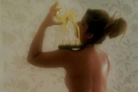 Ein Bambi, viel Babyöl und noch mehr nackte Haut: Indira Weis