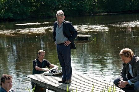 Kommissar Wallander (Kenneth Branagh, 2. v. re.) und seine Kollegen Martinsson (Tom Hiddelston, re.) und Nyberg (Richard McC...