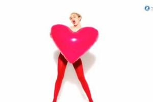 Miley Cyrus posiert neuerdings auch für Strumpfhosen