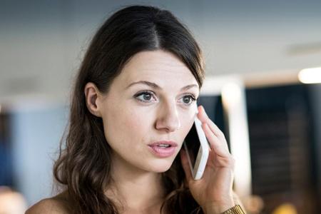 Anna (Julia Hartmann) kann die Einladung zum Vorstellungsgespräch in der Design-Company kaum fassen