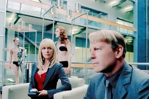 FBI-Agent Greer (Bruce Willis, r.) und seine Kollegin Peters (Radha Mitchell, l.)