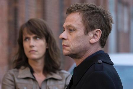 Die Kommissare Doreen Brasch (Claudia Michelsen) und Jochen Drexler (Sylvester Groth) tappen lange im Dunkeln