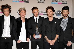 Harry, Neil, Liam, Louis und Zayne (v. l.) singen mit Bob Geldof