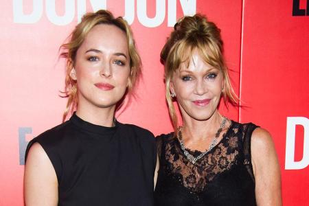 Dakota Johnson (links) zusammen mit ihrer Mutter Melanie Griffith (rechts)