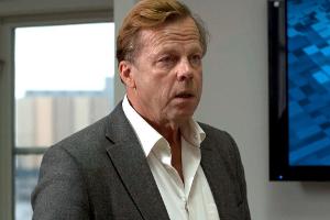 Kommissar Wallander (Krister Henriksson) stellt sich schützend vor seine jungen Mitarbeiter