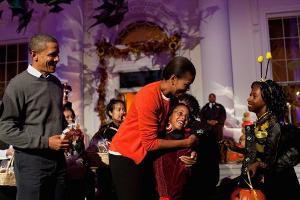 Barack und Michelle Obama verteilen Süßigkeiten an Halloween