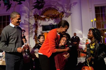 Barack und Michelle Obama verteilen Süßigkeiten an Halloween