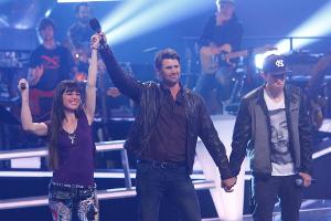 Blue MC (l.) und Alex Hartung (r.) mit Moderator Thore Schölermann (m.) nach der Entscheidung der Fantas