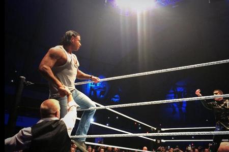 Auf diesen Moment hat Deutschland gewartet: Tim Wiese klettert in den Ring