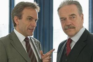 Werner Stahl (Jürgen Heinrich) wird verdächtigt, eine Sekretärin ermordet zu haben. Er bittet Dr. Lessing (Paul Frielinghaus...