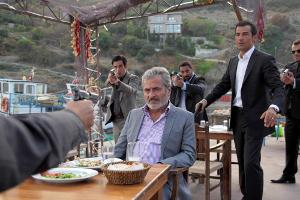 Kommissar Özakin (Erol Sander, 2. v. re.) und sein Assistent Mustafa Tombul (Oscar Ortega Sanchez, 2. v. li.) versuchen, Emr...