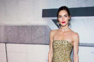 Hilary Rhoda schimmerte im goldenen Pailletten-Kleid