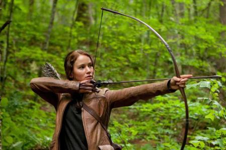Katniss (Jennifer Lawrence) ist eine hervorragende Bogenschützin und eine gute Jägerin