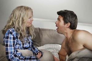 Mark (Steffen Groth, r.) kann es nicht glauben, aber seine Freundin Melanie (Yvonne Catterfeld, l.) ist über Nacht gewaltig ...