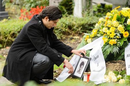 Maximilian ist nach Essen zurückgekehrt, doch zu spät: er kann nur noch am Grab Abschied von seiner Tochter Letizia nehmen.