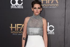 Kristen Stewart posierte bei den "Hollywood Film Awards" im Netz-Top für die Fotografen