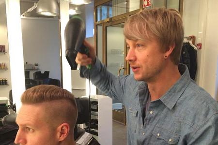 Hat er auch Friseur-Qualitäten? Samu Haber