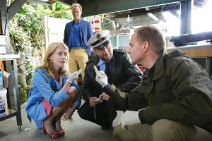 Sophie Haas (Caroline Peters, l.), Parkbetreiber Huub van Uffelen (Reinout Bussemaker, 2.v.l. im HG), Dietmar Schäffer (Bjar...