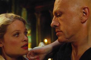 Auf einer Party lernt Qohen (Christoph Waltz) die schöne Bainsley (Mélanie Thierry) kennen.