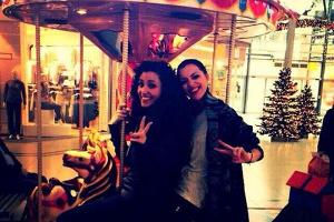 So spaßig können Drehpausen sein: Anne Menden (r.) und Nadine Menz