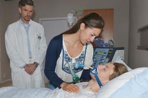 "GZSZ": Dr. Schröder wartet auf Elenas Entscheidung, ob Dominiks Organe zur Spende entnommen werden können