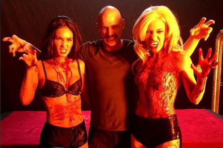 Leicht bekleidet: Megan Fox (l.) in Unterwäsche