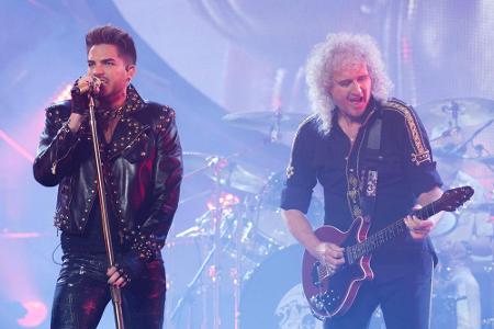 Brian May (r.) mit seiner geliebten Gitarre an der Seite des neuen Queen-Sängers Adam Lambert