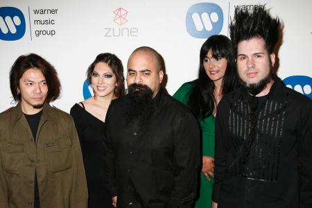 Wayne Static (r.) mit seinen damaligen Bandkollegen von Static-X und Begleitung im Jahr 2007