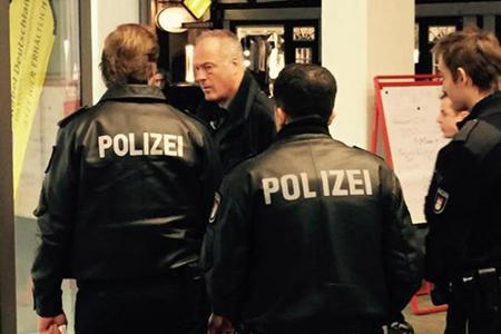 Zeuge eines Überfalls: Ronald Schill spricht mit mehreren Beamten