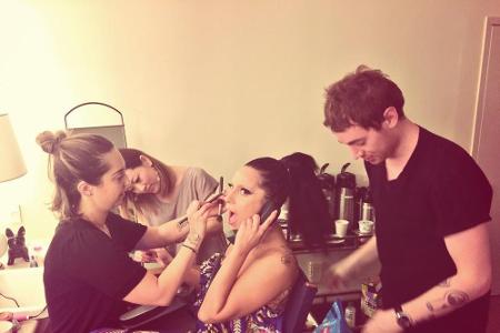 Drei Stylisten bereiten Lady Gaga auf einen TV-Auftritt vor