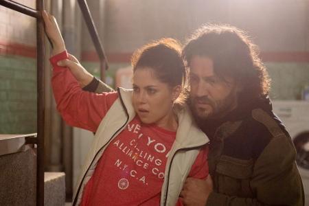 Gerade als Rolf einzuknicken scheint, setzen Sinas Wehen ein...