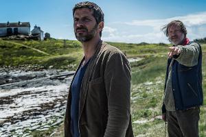 Doktor Le Menn (r., Wichart von Roell) gibt Kommissar Dupin (Pasquale Aleardi) eine kleine Inselführung