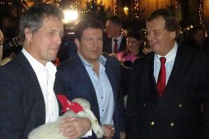 Hugh Grant, Francis Fulton-Smith und Gastgeber Michael Aufhauser (v. l. n. r).
