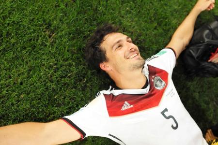 Mats Hummels liegt nach dem Final-Abpfiff in Rio de Janeiro glücklich auf dem Rasen