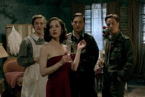 Ein unerwartetes Zusammentreffen der Freunde nach einem Konzert von Greta bei den Truppen an der Ostfront. V.l.n.r.: Charlot...