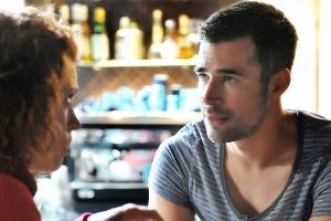 Olli gesteht Bella, dass er in seiner Entscheidung, auf Distanz zu Jo zu bleiben, schwankt