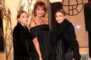 Mary-Kate (l.) und Ashley Olsen posieren mit Gastgeberin Marion Heinrich - alle in elegantem Schwarz