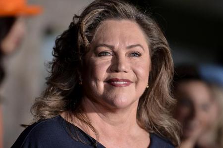 Kathleen Turner strahlt auf der Premiere von 