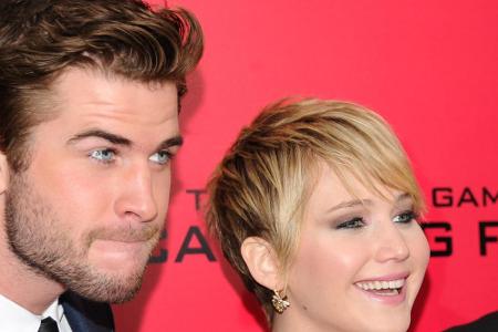 Ob Jennifer Lawrence auch bei der Premiere Knoblauch intus hatte? Liam Hemsworth lässt den Mund vorsichtshalber zu
