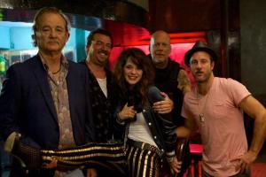 Zooey Dechanel mit ihren Kollegen vom Film "Rock the Kasbah"