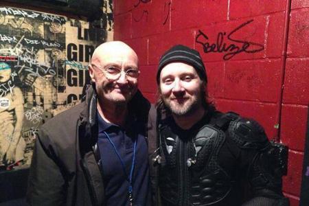 Phil Collins besucht ein Konzert seines Sohnes Simon