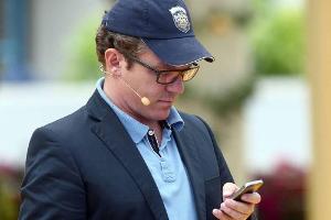 Auch Stefan Mross riskiert offenbar gerne mal einen Blick auf sein Smartphone