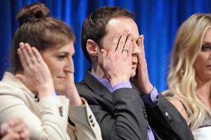 Mayim Bialik (li.) hat ihren Vertrag schon - Jim Parsons will von "The Big Bang Theory" derzeit nichts sehen